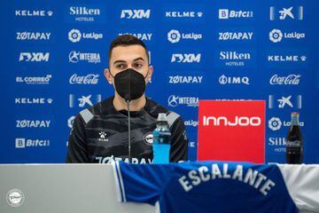 Gonzalo Escalante, jugador del Deportivo Alavés, comparece en rueda de prensa durante su presentación.