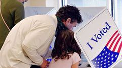 Charleston (Estados Unidos), 11/03/2020.- Su hija ayuda a un votante a emitir su voto en un lugar de votaci&oacute;n en la Iglesia Bautista Fort Johnson en Charleston, Carolina del Sur, EE. UU., 03 de noviembre de 2020.