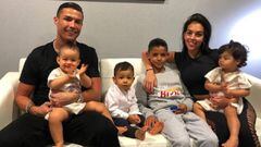 Cristiano Ronaldo y Georgina Rodr&iacute;guez con sus cuatro hijos.