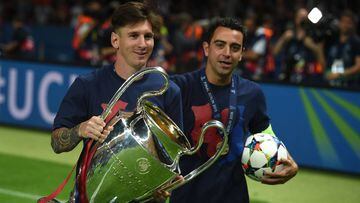 Messi y Xavi celebran con el trofeo de la Champions que conquist&oacute; el Barcelona en 2015 contra la Juventus en el Estadio Ol&iacute;mpico de Berl&iacute;n.