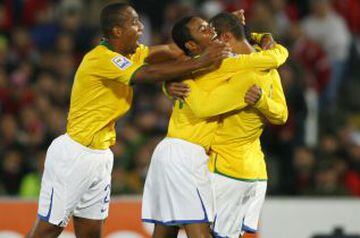 07 de septiembre de 2008: En el marco de la séptima fecha de las clasificatorias rumbo a Sudáfrica 2010, Brasil venció a domicilio a Chile ante un Estadio Nacional repleto. La selección de Bielsa fue derrotada por 0 a 3, con goles de Luis Fabiano (21' y 83') y Robinho (45'). Claudio Bravo le contuvo un penal a Ronaldinho,