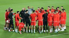 Jugadores de Marruecos entrenan antes de enfrentar a Portugal en los cuartos de final de Qatar 2022.