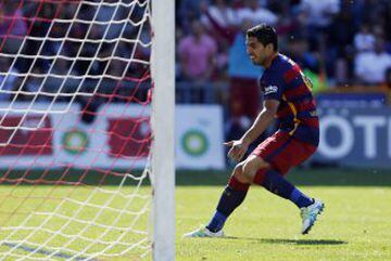 Luis Suárez celebrates the opening goal.