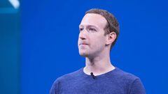 Mark Zuckerberg mirando al horizonte con el fondo azul de Facebook. 
