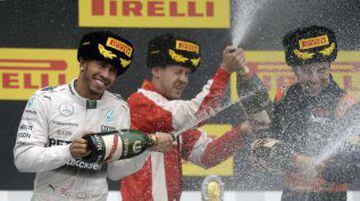 El mexicano Sergio Pérez, del equipo Sahara Force India de F1, en el podio del Grand Premio de Rusia, destapando la champaña junto a Lewis Hamilton y Sebastian Vettel.