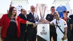 Jos&eacute; Castro, segundo por la izquierda, con la final de Sevilla.