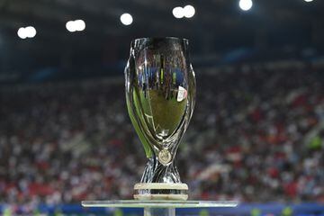 El trofeo de la Supercopa de Europa. El Sevilla lo levanta en 2006, por primera vez, el nuevo modelo que actualmente continúa en vigor.