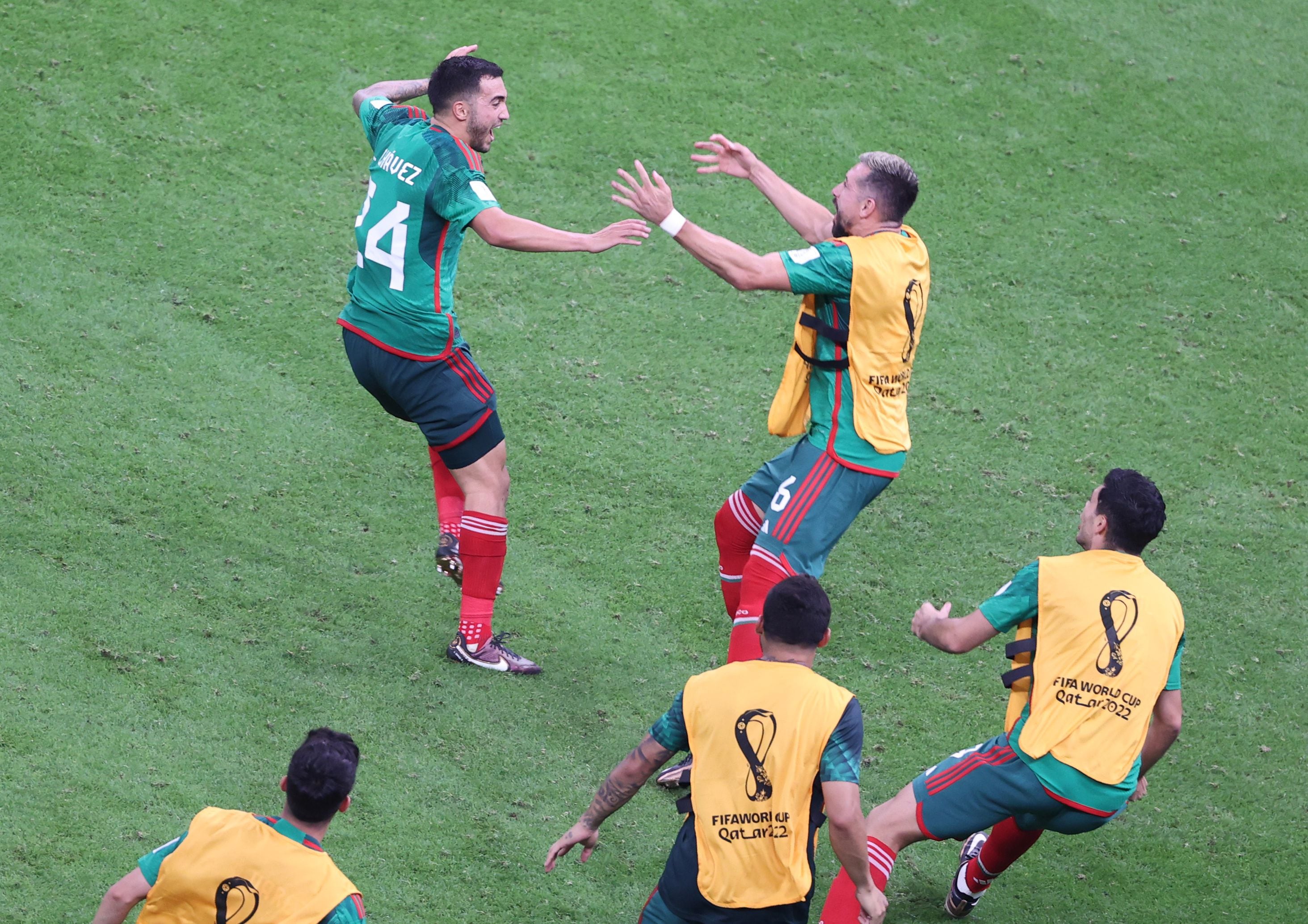 Luis Chávez festeja el gol que hizo de tiro libre