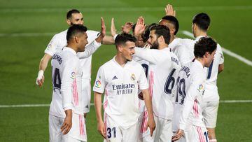 Los jugadores del Real Madrid celebran ante Osasuna.