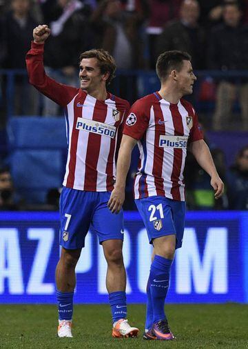 Atletico Madrid's French forward Antoine Griezmann (L) celebrates with Kevin Gameiro