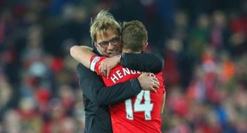 Jurgen Klopp manager of Liverpool embraces Jordan Henderson of Liverpool after the Premier League