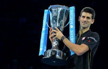 Novak Djokovic levantó su tercer trofeo consecutivo, tras la renuncia de Federer, y seguirá como el mejor del mundo.