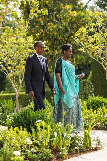 El presidente ruandés Paul Kagame y su esposa Jeannette asisten a la boda real del príncipe heredero de Jordania Hussein y Rajwa al Saif, en Amman, Jordania.