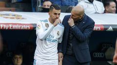 Ceballos charla con Zidane en un partido del Real Madrid.        