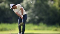 El golfista español Adrian Otaegui golpea una bola durante el BMW International Open en el Golfclub Munchen Eichenried de Munich.