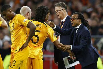 AMSTERDAM - (LR) Denzel Dumfries of Holland, Davy Klaassen of Holland, Nathan Ake of Holland, Holland coach Louis van Gaal, Holland assistant trainer Edgar Davids during the UEFA Nations League match between the Netherlands and Belgium at the Johan Cruijff ArenA on September 25, 2022 in Amsterdam, the Netherlands. ANP MAURICE VAN STEEN (Photo by ANP via Getty Images)