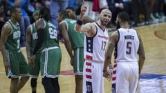 Los jugadores de los Boston Celtics y de los Washington Wizards hablan antes de un tiro libre.