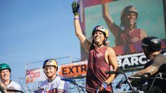 Daniel Dhers, rider de BMX, saludando al p&uacute;blico del Extreme Barcelona, en 2022. 
