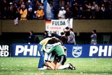 "El abrazo del alma”. El portero argentino Ubaldo Fillol celebra la victoria con su compañero de equipo Alberto Tarantini y dos seguidores tras la victoria de la albiceleste por 3-1 frente a Holanda un 25 de Junio de 1978.