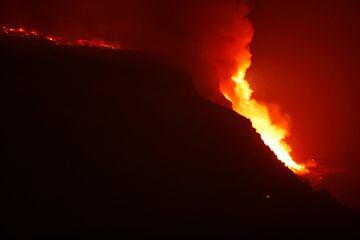 La lava del volcán de La Palma ha llegado al mar en la costa del municipio de Tazacorte. Se ha precipitado de un acantilado de cerca de 100 metros de altura. Las nubes tóxicas que genera el magma al contacto con el agua del mar suponen la gran preocupación de las autoridades.
