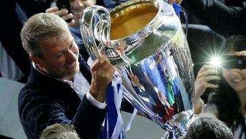 FILE PHOTO: Chelsea owner Roman Abramovich lifts the UEFA Champions League trophy after winning the final soccer match against Bayern Munich at the Allianz Arena in Munich, May 19, 2012.   REUTERS/Michaela Rehle/File Photo