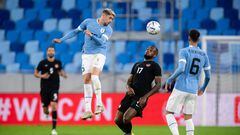 Uruguay's midfielder Federico Valverde (L) and Canada's forward Cyle Larin vie for the ball during the friendly football match between Canada and Uruguay in Bratislava, Slovakia on September 27, 2022. (Photo by VLADIMIR SIMICEK / AFP)