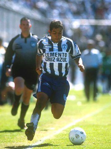 Su arribo a Chivas fue polémico no sólo por venir de Atlas, también por conocerse que no había nacido en territorio nacional, aunque contaba con doble nacionalidad. Su estancia fue de sólo seis meses con 10 juegos y un gol en el Verano 1998.