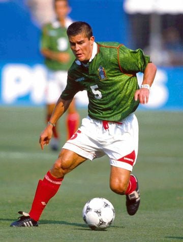 Recordado por su gran técnica individual con la camiseta del Guadalajara donde ganó el título de Liga 1997. Fue uno de los grandes talentos en la década de los 90 asistiendo a Estados Unidos 1994 y Francia 1998 con el tricolor.