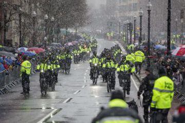 Policías en bicileta antes del desfile de la victoria de los Patriots.