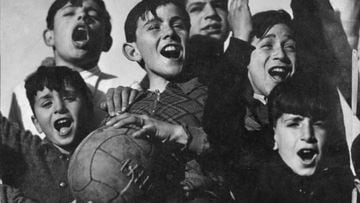 Un grupo de niños con un balón de Tiento en Argentina hacia el año 1940 apróximadamente /Creative Commons