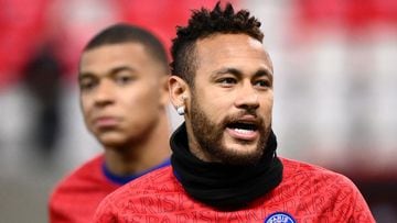 Neymar, con Kylian Mbapp&eacute; al fondo, en el calentamiento previo a un partido del PSG en la Ligue 1.