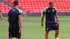 El entrenador del Athletic de Bilbao, Ernesto Valverde, supervisa el entrenamiento con el que el club rojiblanco ha preparado este sábado el debut liguero de la temporada 2022-2023 el lunes ante el Mallorca en San Mamés.