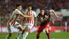 SANTA FE, ARGENTINA - JUNE 19: Julián Álvarez (R) of River Plate competes for the ball with Enzo Roldán (L) of Unión during a match between Union and River Plate as part of Liga Profesional 2022 at Estadio 15 de Abril on June 19, 2022 in Santa Fe, Argentina. (Photo by Luciano Bisbal/Getty Images)