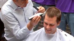 Tom Brady dejando que le corten el pelo con una maquinilla en un evento solidario para luchar contra el c&aacute;ncer