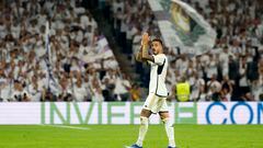 Joselu sale sustituido del terreno de juego llevándose una ovación del público del Santiago Bernabéu.