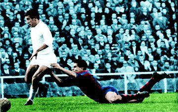 Otro de los míticos que quiso dejar su sello en un clásico. El 8 de noviembre de 1964 Amancio marcó tres goles al Barcelona en un partido que terminó con 4-1 en el marcador, Serena hizo el cuarto y definitivo. Por parte blaugrana Cayetano Ré acortó distancias en la segunda parte. En la imagen Amancio agarrado por un contrario justo antes de anotar el segundo gol.