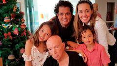 La familia de Carlos Vives junto al padre del cantante samario