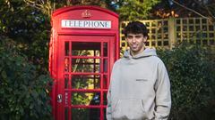 Joao Félix posa para AS junto a la tradicional cabina de teléfonos británica