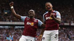 Moussa Diaby y Leon Bailey, jugadores del Aston Villa, celebran el 3-0 del jamaicano ante el Everton.