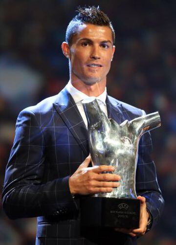 Real Madrid's Portuguese forward Cristiano Ronaldo holds his trophy of Best Men's player in Europe at the end of the UEFA Champions League Group stage draw ceremony, on August 25, 2016 in Monaco.