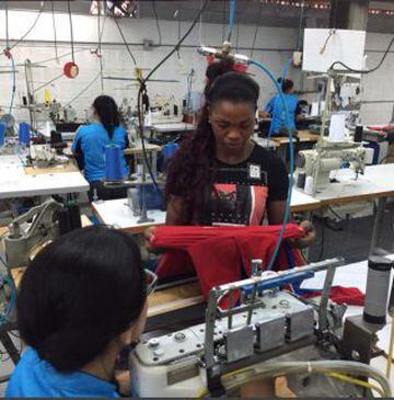 La múltiple medallista supervisa la fabricación de ropa y marca deportiva.