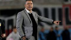 BUENOS AIRES, ARGENTINA - SEPTEMBER 14: Marcelo Gallardo, coach of River Plate, gives directions to his players during a match between River Plate and Banfield as part of Liga Profesional 2022 at Estadio Mas Monumental Antonio Vespucio Liberti on September 14, 2022 in Buenos Aires, Argentina. (Photo by Daniel Jayo/Getty Images)