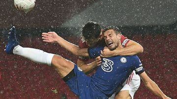 La 'pelea' entre Maguire y Azpilicueta da un giro al fútbol inglés