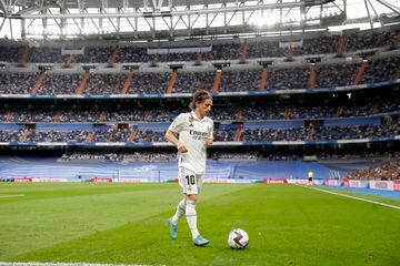 Modric acude con el balón a la esquina, dispuesto a lanzar un córner favorable al Real Madrid.