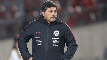 El entrenador de Chile Jose Letelier dirige a sus jugadores durante el partido amistoso contra Colombia.