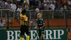 Lucas Lima, del Palmeiras, recibe una tarjeta amarilla por celebrar excesivamente su gol contra el Santos.