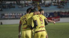 Dos jugadores del Trujillanos celebran un gol durante un partido.  