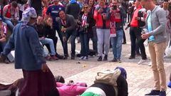 Aficionados del PSV humillan a mendigos antes del partido del Atleti