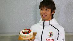 Hiroshi Kiyotake, con la tarta-regalo por su 27 cumplea&ntilde;os.