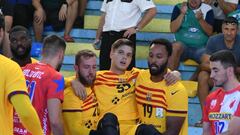 El jugador del Barcelona de balonmano Domen Makuc es ayudado por sus compañeros tras la grave lesión que sufrió durante el amistoso ante la Vojvodina en el Torneo Internacional de Doboj.